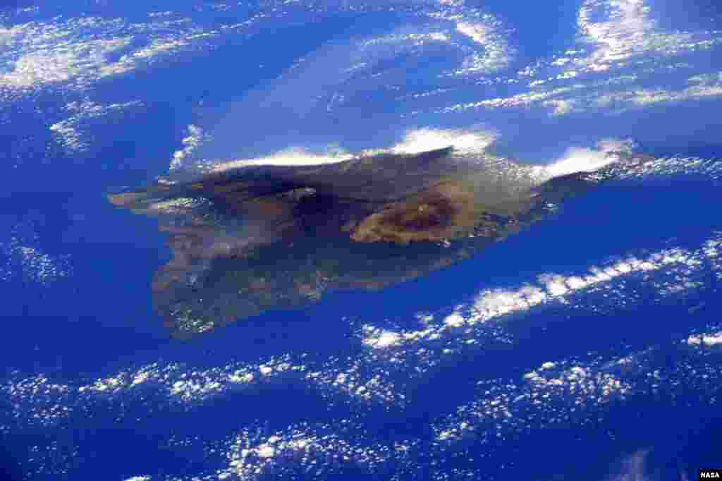 فضانورد آژانس فضايی اروپا، سامانتا کريستوفورتی، اين عکس را از درون ايستگاه فضايی بين&zwnj;المللی انداخت که جزيره هاوايی را نشان می&zwnj;دهد.