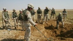 美国陆军在伊拉克清除地雷（美国陆军2003年10月9日照片）