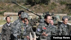 18일 한국 서해 연평도 부대의 K-9 자주포를 둘러보는 이명박 대통령(가운데).