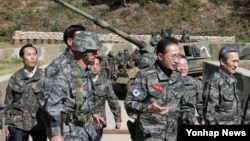 지난달 18일 서해 최북단 연평도 연평부대를 방문한 이명박 대통령. (자료사진)