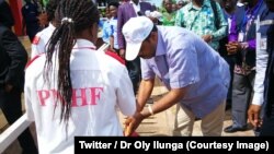Le ministre de la Santé, Dr Oly Ilunga se lave les mains dans la province de l’Equateur, RDC, 28 juin 2018. (Twitter/Dr. Oly Ilunga) 