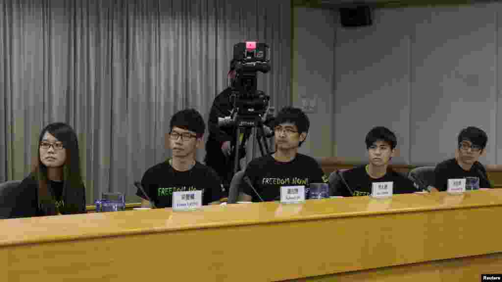 Anggota Dewan Federasi Mahasiswa Hong Kong Yvonne Leung, anggota Dewan Nathan Law, Sekjen Alex Chow, Wakil Lester Shum, Sekjen Eason Chung dalam pertemuan dengan para pejabat pemerintah di Hong Kong (21/10). (Reuters/Tyrone Siu) 