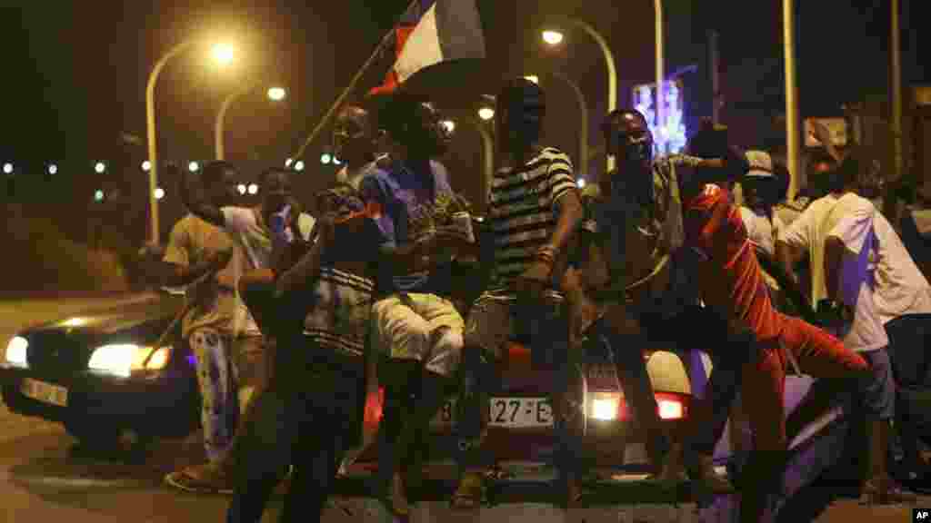 L&#39;ambiance qui règne à Bata avec des supporters.