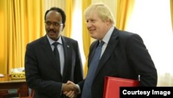 Le chef de la diplomatie britannique Boris Johnson avec le président somalien Mohamed Abdullahi Mohamed, à Mogadiscio, Somalie, le 15 mars 2017.
