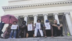 Luis Manuel Otero Alcántara (quinto de izq. a der.) junto a otros artistas del Mov. San Isidro en el Capitolio Nacional de Cuba en agosto de 2018 en protesta por la entonces inminente aprobación del Decreto 349 contra la creación libre en la isla.
