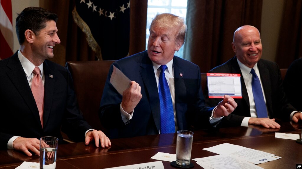 El presidente Donald Trump se reúne con los republicanos de la Cámara de Representantes luego del anuncio del plan para reformar el sistema tributario. En la foto muestran de qué manera pretenden simplificar el formulario para declarar los impuestos de tal manera que sea como del tamaño de una postal.