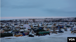 Thousands of people camp near the Standing Rock Sioux Reservation in North Dakota in protest of the Dakota Access oil pipeline. (E. Sarai/VOA news)