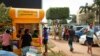 乌干达民众在坎帕拉街头的移动银行站点取钱。（2016年9月29日）