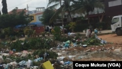 Lixo na Estrada Direita, Calemba 2, Kilamba, Luanda, Angola. 1 de Maio, 2021.