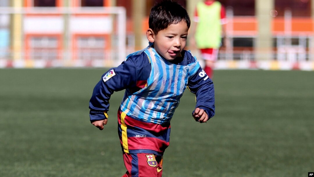 Messidan haqiqiy futbolka olishdan avval Murtazo qo'lbola maykada to'p tepar edi