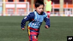 Murtaza Ahmadi, cinq ans et fan de Lionel Messi, joue au football à la Fédération de football à Kaboul, en Afghanistan, le 2 février 2016.