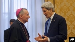 Ngoại trưởng Hoa Kỳ John Kerry hội kiến tân Quốc vụ khanh Tòa Thánh Vatican Pietro Parolin, ngày 14/1/2014.