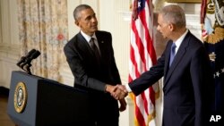 El presidente Barack Obama anuncia la renuncia del fiscal general Eric Holder en la Casa Blanca.