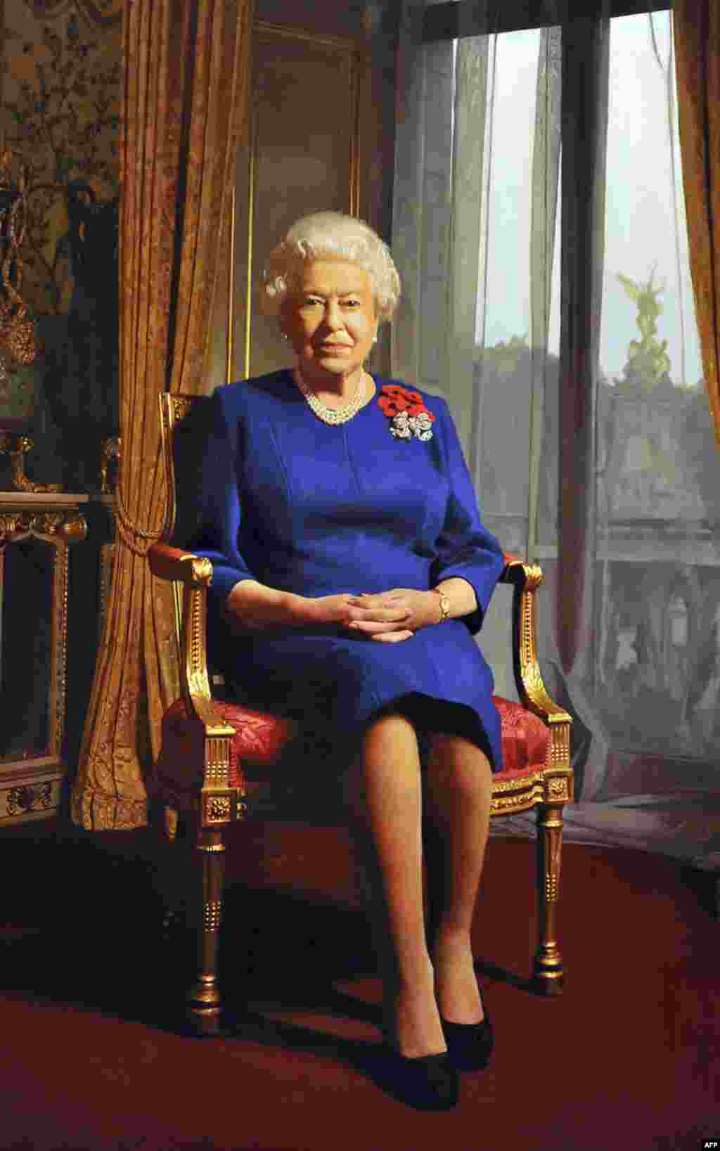 Chân dung mới của nữ hoàng, do họa sĩ Darren Baker thực hiện, được trưng bày ở London, tháng 9, 2011. (Reuters)
