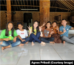 Selalu diajarkan beramal oleh sang ayah, Agnes Claudia (ketiga dari kiri) rutin mendukung kegiatan sosial. Dalam foto ini, Agnes mengikuti kegiatan di Sekolah Kami, sekolah bagi kaum dhuafa di Bekasi, saat Natal 2018. (Foto: Koleksi Pribadi/ Agnes Claudia)