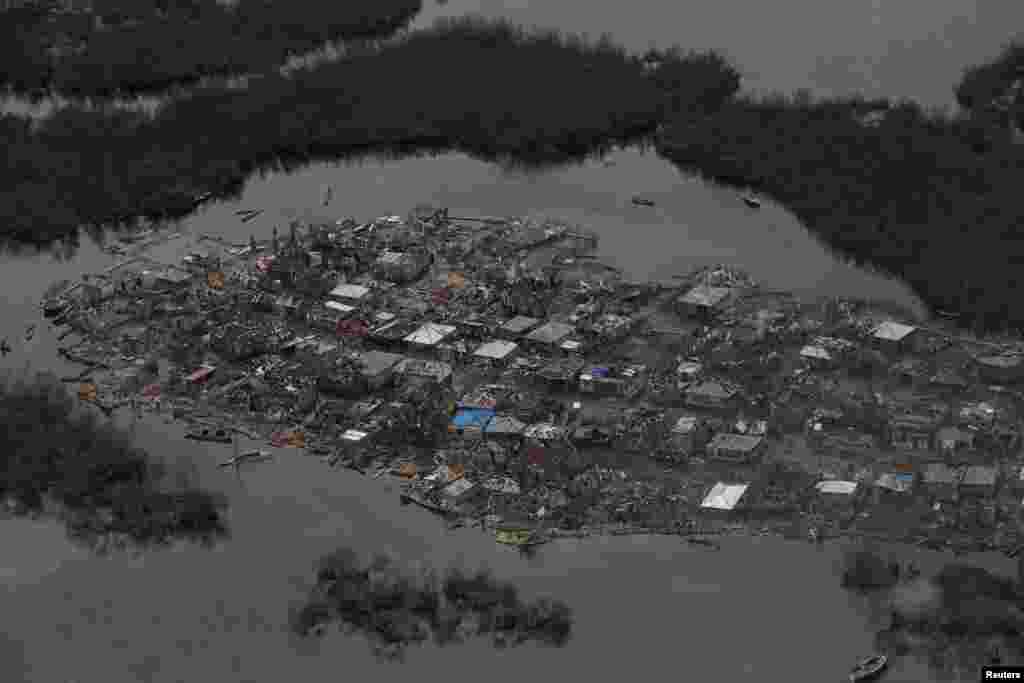 Rumah-rumah yang hancur di pedesaan di Corail, Haiti, akibat dihantam Badai Matthew (6/10).&nbsp;(Reuters/Carlos Garcia Rawlins)