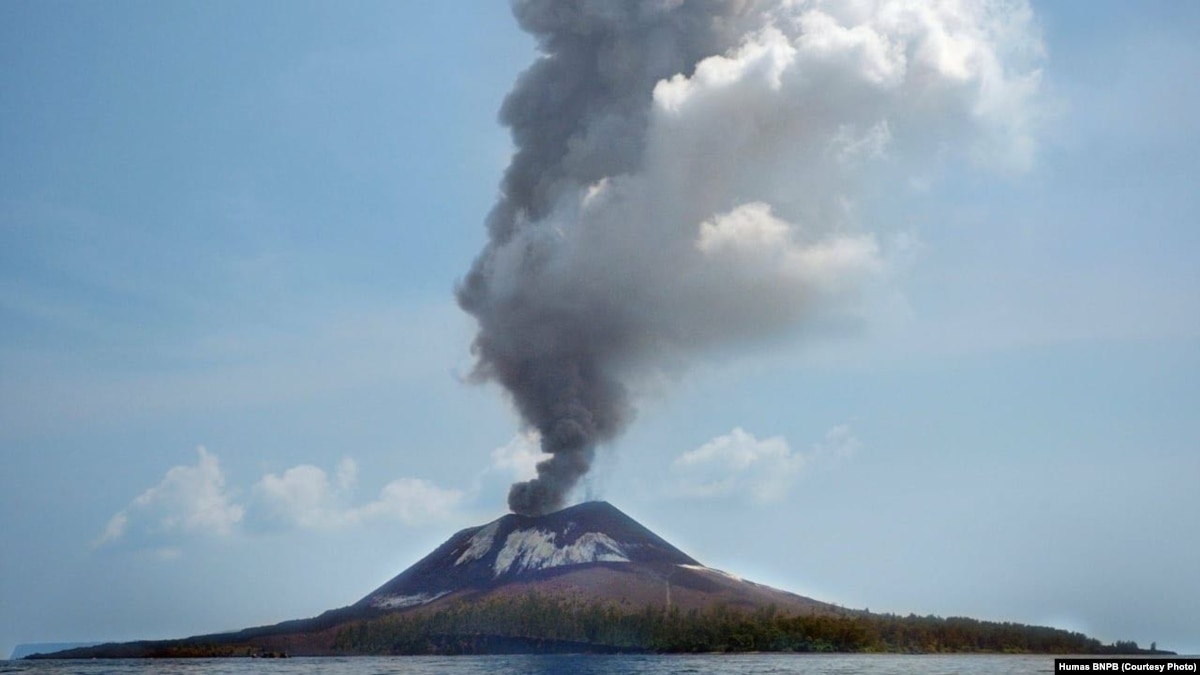 Anak Krakatau Meletus 56 Kali Status Tetap Waspada