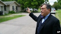 Dr. Peter Hotez, dekan Baylor College of Tropical Medicine, menunjukkan kepda wartawan wilayah-wilayah di Houston yang mungkin berisiko tinggi untuk penyebaran Zika. (Foto: Dok)