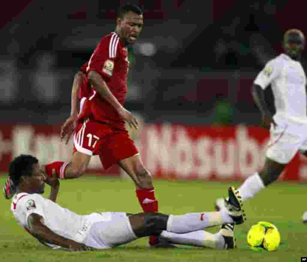 Mamadou Tall of Burkina Faso (top) fights for the ball with Mudather Eltaib Ibrahim of Sudan during their African Nations Cup Group B soccer match at Estadio de Bata "Bata Stadium", in Bata January 30, 2012.