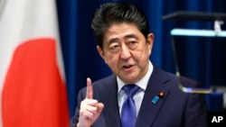 Thủ tướng Nhật Bản Shinzo Abe phát biểu trong cuộc họp báo tại Tokyo, ngày 25/9/2017.