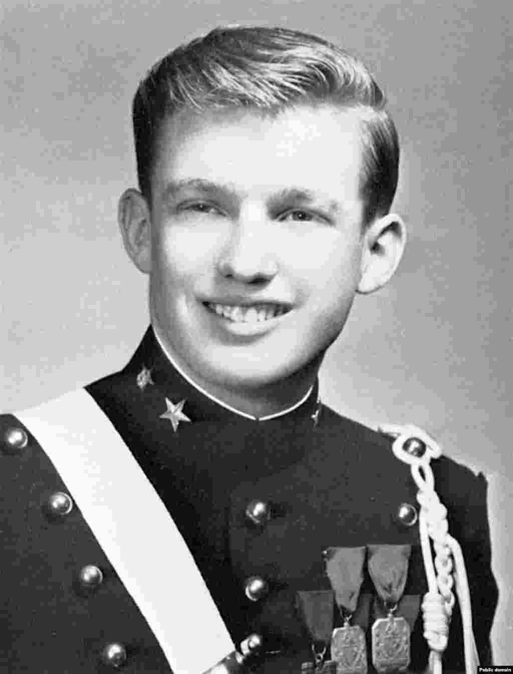 Donald Trump remaja saat bersekolah di Akademi Militer New York tahun 1964.