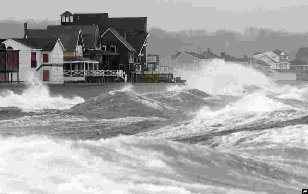 Ombak yang disertai angin kencang menghantam kota pinggir pantai Scituate, di negara bagian Massachusetts, AS.