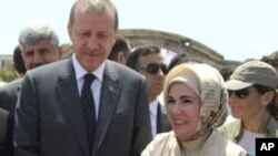 Turkish Prime Minister Recep Tayyib Erdogan with his wife Emine Erdogan speaks with internally displaced children from southern Somalia during visit to a refugee camp in Mogadishu, Aug, 19, 2011