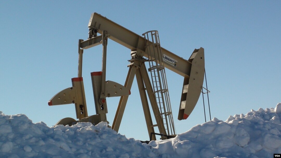 Oil pump jacks can be seen in Dickinson, North Dakota, Dec. 4, 2016. (G. Flakus/VOA)