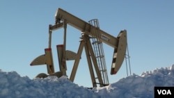 Oil pump jacks can be seen in Dickinson, North Dakota, Dec. 4, 2016. (G. Flakus/VOA)