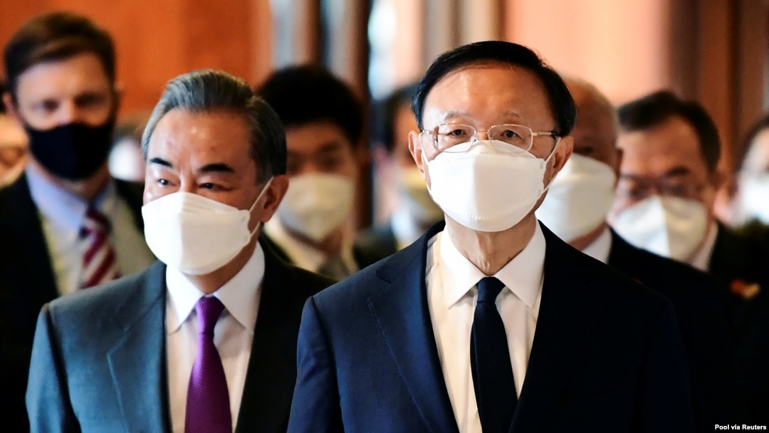 中共主管外事与国安的杨洁篪(右)与外长王毅2021年3月到阿拉斯加州与美国官员举行高层对话。(媒体联访照片)