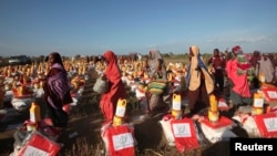 Displaced Somali women arrive at a food distribution center after moving to higher ground due flooding in areas around Jowhar, a town north of Somalia's capital Mogadishu, Dec. 9, 2013. 