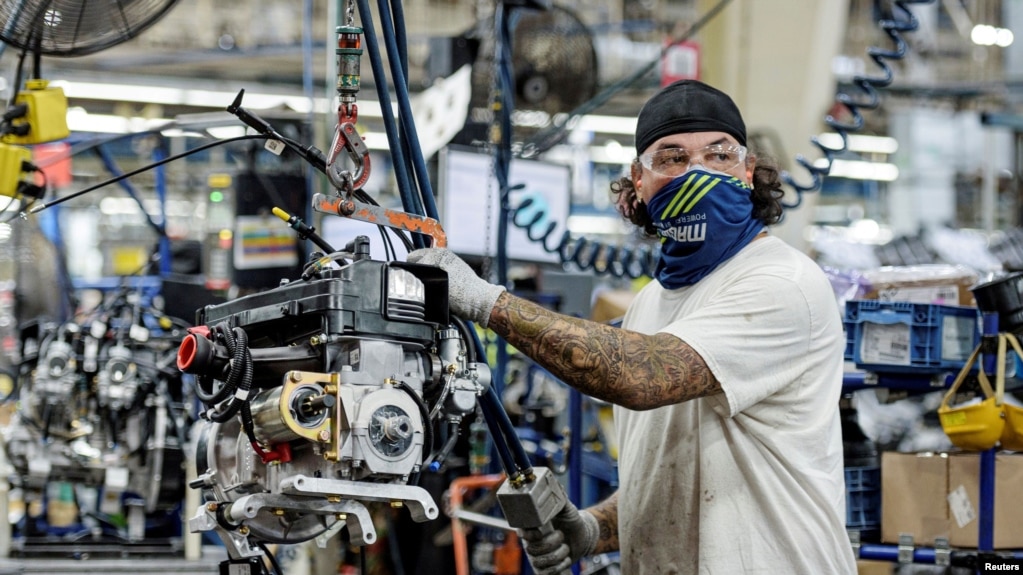 美国明尼苏达州一条北极星牌雪地摩托车生产线上的工人正在工作。（2021年6月7日）(photo:VOA)