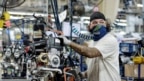 美国明尼苏达州一条北极星牌雪地摩托车生产线上的工人正在工作。（2021年6月7日）