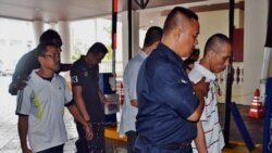 Keempat terdakwa, WNI yang divonis hukuman mati, didampingi oleh polisi Pulau Penang, Malaysia, meninggalkan ruang sidang hari Senin, 7/10 (foto: Munarsih/VOA).