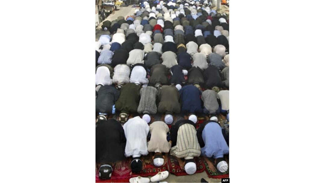 O'zbekiston masjidlarida... Dindorlarni qattiq nazorat ostiga olish, ayniqsa yoshlarni ezish bilan tinchlikni saqlab bo'lmaydi, deydi Kamoliddin Rabbimov