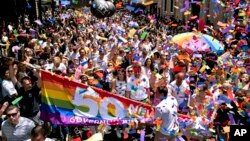 El gobernador de Nueva York, Andrew Cuomo, abajo al centro, se une a la marcha del Orgullo LBGTQ el domingo 30 de junio de 2019.