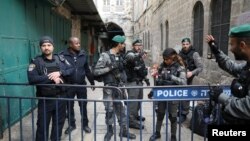 Polisi perbatasan Israel dan polisi mengamankan sebuah gang setelah terjadinya serangan di dalam kota tua Yerusalem, 1 April 2017. (Foto: dok).