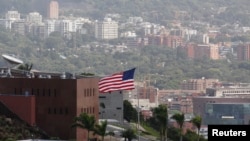 미 국무부가 베네수엘라의 자국 외교관 추방 조치에 대응해, 2일 워싱턴 주재 베네수엘라 외교관 3명에게 추방 명령을 내렸습니다. 사진은 1일 베네수엘라 카라카스의 미국 대사관 모습.