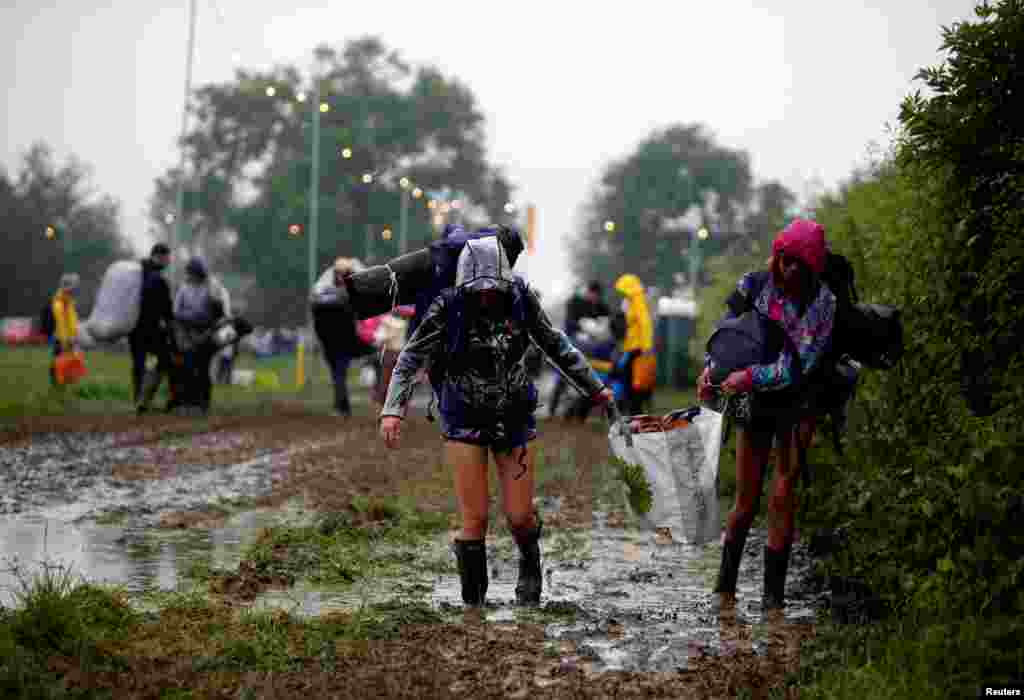باران هم موجب نشد که طرفداران جشنواره گلاستون بری در بریتانیا از آن غفلت کنند. هر سال بیش از ۱۵۰ هزار نفر جمع می شوند تا کنسرت های موسیقی جدیدی را شاهد باشند.
