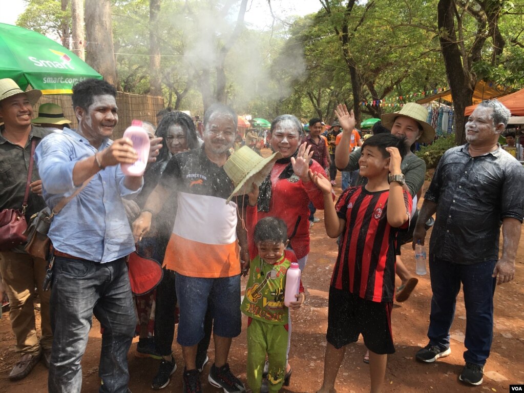 ពលរដ្ឋចូលរួមពិធីបុណ្យចូលឆ្នាំប្រពៃណីជាតិខ្មែរ ក្នុងថ្ងៃទី១នៅក្នុងក្រុងបុរាណអង្គរ ក្នុងថ្ងៃទី១៤ខែមេសាឆ្នាំ២០១៨។ (ប៉ូច រាសី/VOA)