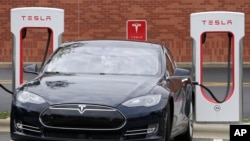На фото: електромобіль виробництва Tesla заряджається у місті Шарлотт, штат Північна Кароліна