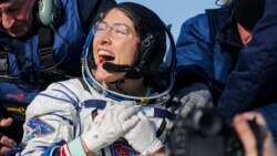 L'astronaute américaine Christina Koch après l'atterrissage de la capsule spatiale russe Soyouz MS-13 à 150 km au sud-est de Zhezkazgan, au Kazakhstan, le 6 février 2020.