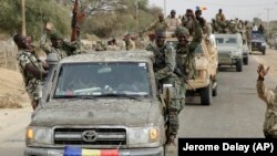 Pasukan Chad yang membantu militer Nigeria saat melakukan patroli di kota Damasak, Nigeria timur laut (foto: dok). Militan Boko Haram menculik ratusan orang dari kota Damasak. 
