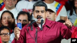니콜라스 마두로 베네수엘라 현 대통령이 20일 재선에 성공한 후 카라카스의 대통령궁에서 지지자들을 향해 연설하고 있다. 