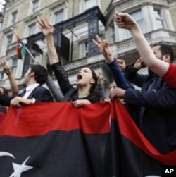 Des Libyens devant l'ambassade de leur pays à Londres