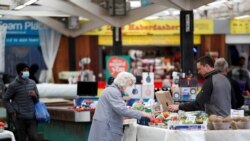 Beberapa orang tampak berbelanja di Pasar Leicester dengan menggunakan masker di tengah merebaknya penyebaran virus corona di Inggris pada 27 Mei 2021. (Foto: Reuters/Andrew Boyers)