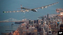 Máy bay dùng năng lượng mặt trời Solar Impulse 2 bay trên bầu trời San Francisco, ngày 23 tháng 4 năm 2016.