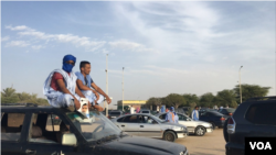 Supporters of opposition candidate Mohamed Ould Mouloud sit on their car for a better view of his final campaign rally (E. Sarai/VOA) 