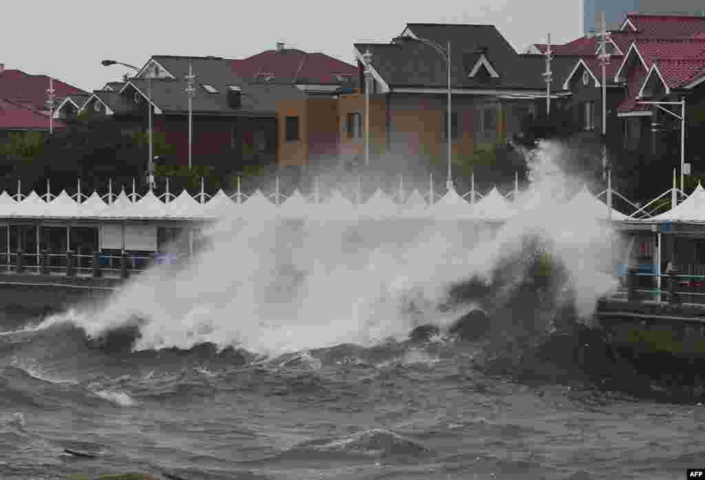 2018年7月23日，台风&ldquo;安比&rdquo;吹袭青岛，沿海掀起大浪。台风&ldquo;安比&rdquo;7月22日登陆上海，23日减弱为热带低压，进入山东。青岛市关闭海水浴场，渔船回港避风，加固港口设施。