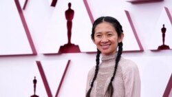 Chloe Zhao stiže na dodjelu Oscara u nedjelju, 25. aprila 2021., u Los Angelesu.